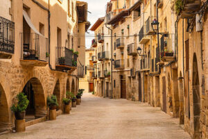 Calle tradicional del casco histórico de La Fresneda, uno de los pueblos más bonitos del Matarraña