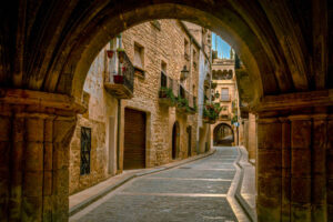 Vista de una calle del casco histórico de Calaceite en la comarca del Matarraña