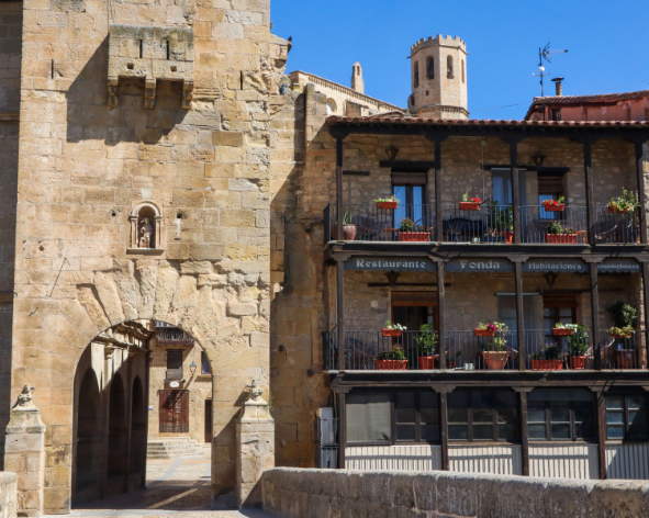 Edificios históricos y entrada medieval del casco antiguo de Valderrobres