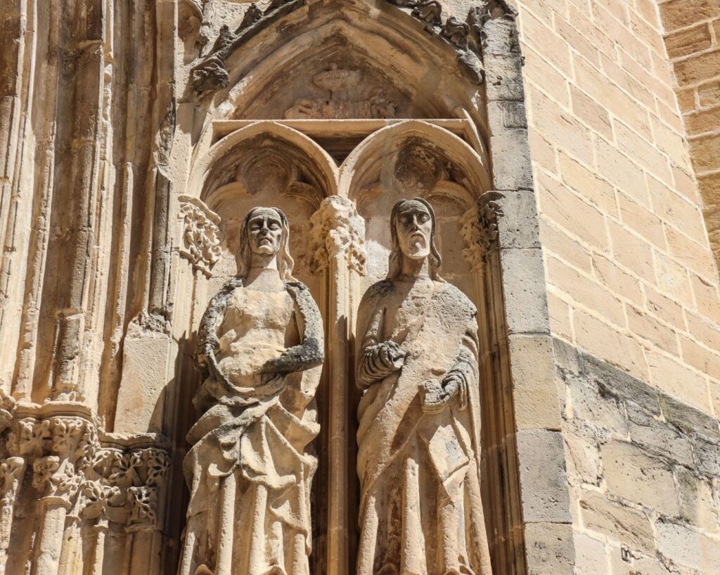 Detalle de las esculturas góticas de la iglesia de Santa María la Mayor de Valderrobres