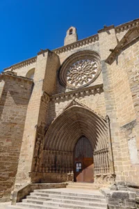 Fachada principal de la Iglesia de Santa María la Mayor de Valderrobres con portada gótica y rosetón en el casco histórico