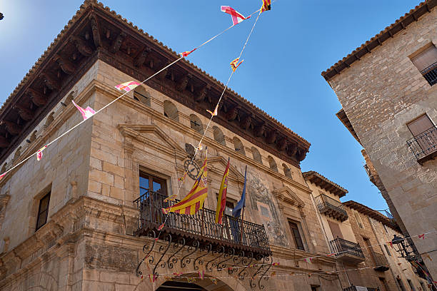 Edificio histórico decorado durante las fiestas patronales de Valderrobres en el Matarraña
