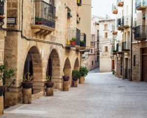 Calle de La Fresneda con soportales de piedra y arquitectura tradicional en el Matarraña