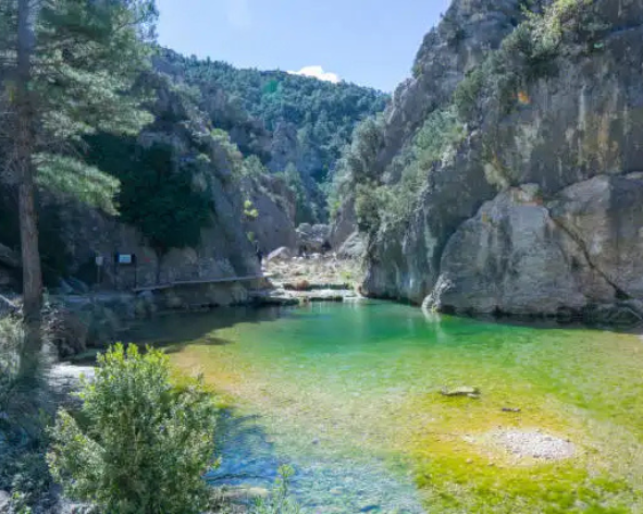 Paisaje natural del Parrizal de Beceite con agua cristalina y montañas en el Matarraña