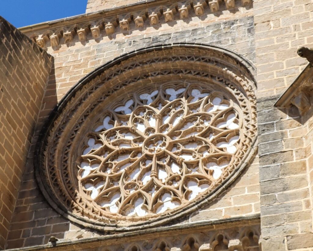 Rosetón gótico de la iglesia de Santa María la Mayor de Valderrobres