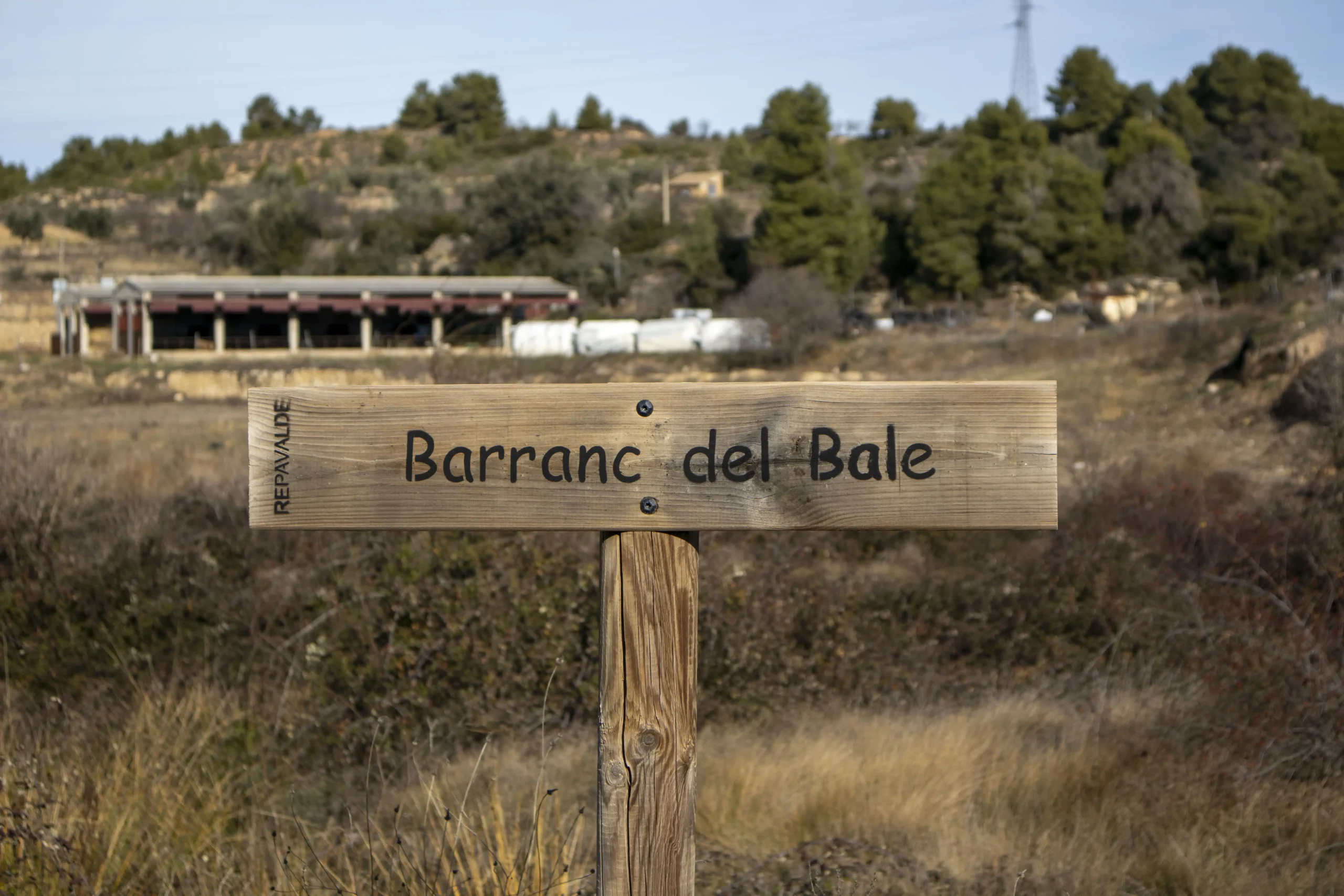 Señal de ruta Barranc del Bale en el entorno de Valderrobres