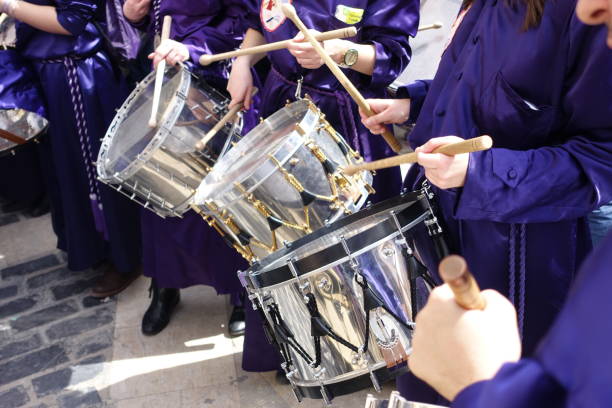 Tamborileros durante la Semana Santa en Valderrobres recorriendo las calles del casco histórico