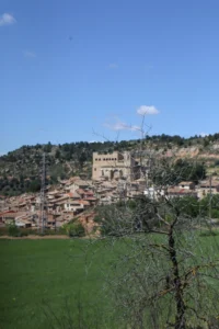 Vista general de Valderrobres con su iglesia y paisaje del Matarraña