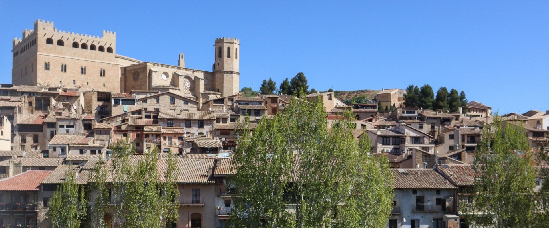 Vista general de Valderrobres con el castillo y la iglesia sobre el casco histórico del pueblo